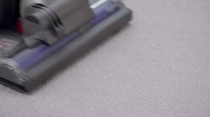 Po práci druhá práce doma? Ulehčete si život s naším vysavačem. Oceníte hygienické vyprazdňování odpadní zásoby, vysoký výkon i to, že se při převržení sám narovná. Najděte si ve svém bydlišti Dyson prodejní místa a vyzkoušejte si naše přístroje. http://bit.ly/Dyson_ProdejniMista | Dyson
