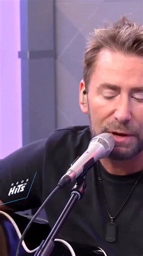 Quando o Nickelback sobe ao palco e começa a cantar “This Is How You Remind Me” ao vivo, algo mágico acontece: a gente é transportado direto para o começo dos anos 2000 — época de CD arranhando, MTV bombando e baladas de rock que marcavam a vida de todo mundo. 🎸🔥 É impossível ouvir o refrão sem sentir aquela mistura de nostalgia, arrepio e memória afetiva que só os clássicos conseguem despertar. A voz rasgada do Chad Kroeger, a bateria marcante, as guitarras melódicas… tudo devolve a sensação 