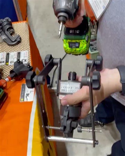 Mono Que〈モノクエ〉by 日本物流新聞 on Instagram: "#西田製作所 さんの #インパクト圧着 を使えば、お手持ちのインパクトドライバが油圧端子圧着に変身‼︎"