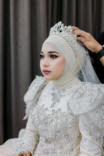 Makeup & styling for her Sanding add on TURKISH HIJAB STYLING T A S Y A . pssst : gambar cover bride bagi dari hasil lensa photog🥰🫣 . video n gambar last dlm vdeo ni hasil dari lens IP12PMX . #muakedah #malegroomingutara #hairstylist #drapperkedah #bridemakeupartist