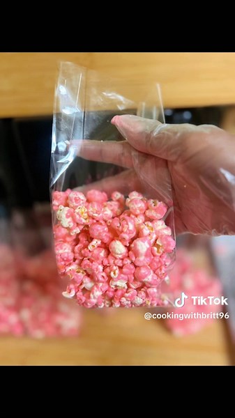 Who doesn’t love a sweet treat 🍿💗 #candypopcorn #girlsnight #fyp #easyrecipe #sweets