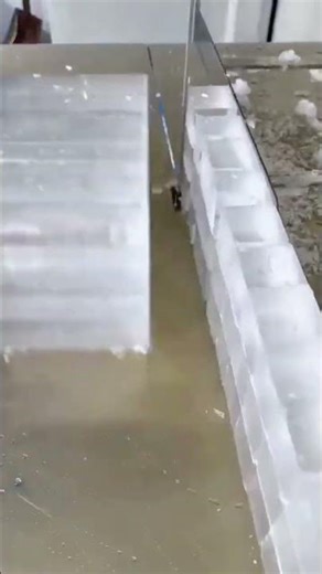 Automatic ice cube cutting
