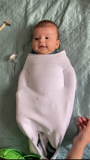 Toda vez que eu posto meu bebê usando charutinho, aparece alguém dizendo que dá aflição. Que parece que ele tá “preso”. E eu entendo, de verdade. Antes de ser mãe também me dava aflição. Mas vivendo a rotina, o cansaço, as madrugadas… a gente aprende rápido que bebê não quer ficar solto. Ele quer se sentir seguro. Contido. Acolhido. Aqui em casa, o Pupa virou isso: uma continuação do colo quando o sono chega. Nada de apertar, nada de amarrar. É só aquele abraço que ajuda o corpinho a relaxar e a