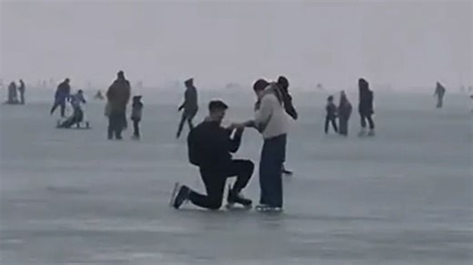 Annyira romantikus! A jégen kérte meg, mindenki ezt a párt keresi