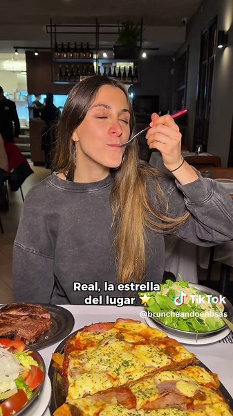 Una Parrilla con Porciones XXL 🙌🏻 👉🏻 Parrilla Sanabria, una nueva esquina en Palermo que TENES QUE CONOCER !! De las mejores parrilas de la ciudad sin dudas y con las porciones mas GIGANTES 🤯 Que te recomiendo? ✖️ Buñuelos ($9.500) 🧀 y Empanadas ($3.900) otro NIVEL de rico ! ✖️ Muzzarelitas ($11.500) son ENORMES y tremendas 🤤 ✖️ Milanesa Napo con Fritas ($45.900) va para 3/4, muy XXL como debe ser 🤝🏻 ✖️ Entraña ($49.000) BIEN abundante 🥩 y Rack de Ojo de Bife ($43.500) una MANTEQUITA !