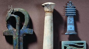 98K views · 3.9K reactions | No coração do Antigo Egito, acreditava-se que os deuses podiam imbuir objetos com poderes sobrenaturais. ✨ Quem segurasse um desses talismãs teria em mãos nada menos que o poder divino: curar-se, proteger-se e até manipular o mundo ao redor.  #AlienígenasDoPassado | HISTORY | Facebook