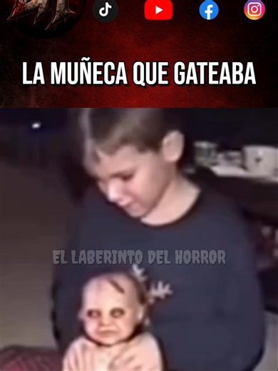 🎄😱 Regalo de Navidad se mueve solo: la muñeca que empezó a gatear 🪆👁️ Este impactante video del año 2000 muestra cómo un regalo sorpresa de Navidad se convierte en una pesadilla 😨 Una familia recibe una muñeca sin remitente y, frente al nene, el juguete comienza a moverse solo… hasta gatear por el piso 👁️🪆 ¿Objeto endemoniado, ritual o algo peor? Análisis completo de uno de los casos más perturbadores 🎄🔥 #terror #muñeca #navidad #paranormal #objetosmalditos #horror #videosreales #mister