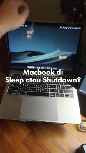 pake macbook pro dari 2018 dan selalu disleep, shutdown kalau memang lagi perlu aja dan sampe sekarang masih kuat🙂💪 kalau kalian gimana? #fyp #techtok #macbooktips #macbookhacks #macbook