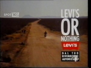 Levi S 501 Jeans (1989) A dir poco storico questo spot dove, al ritmo del blues di Muddy Waters "Mannish Boy", un bell'uomo si presenta in mutande al bar di un piccolo e caldissimo motel e tira fuori i suoi Levi's...dal frigorifero! Una curiosità: la ragazza dello spot, la modella Tatiana Patitz, era stata all'epoca compagna del cantante Nick Kamen, anche lui passato famosamente per gli spot Levi's. Provenienza filmato: Celestino Camicia #spot80 #short #pubblicitadiunavolta #pubblicitàvintage #s
