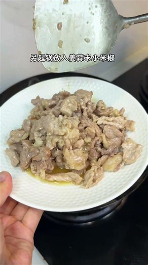 Stir-fried pork with chili peppers is so delicious you can't stop eating it! You definitely need ...