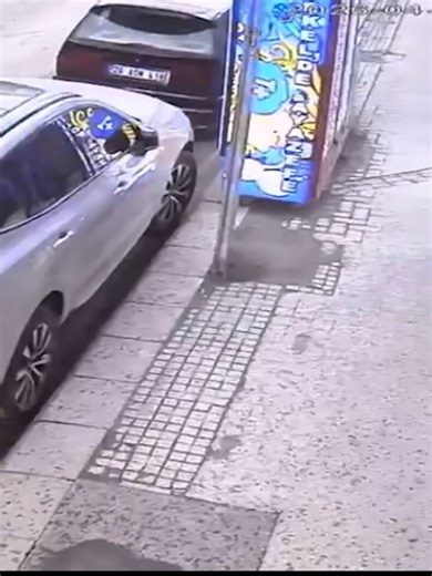 Eskişehir'de adamın üzerine camın düşme anına ait görüntüleri ortaya çıktı #haber #gündem #tiktokhaber #tiktokgündem