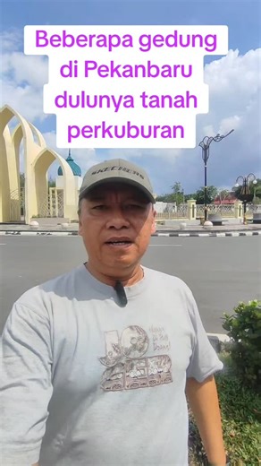 Bidong Garage on Instagram: "Ada 5 Bangunan di Pekanbaru yg sebelumnya merupakan Tanah perkuburan. 1. Gedung Fakultas Kedokteran UNRI sebelumnya Pemakaman Muslim 2003 2. Gedung IGD RSUD sebelumnya Pemakaman Kristiani 2000 3. Gereja HKBP sebelumnya Taman Makam Pahlawan 1965 4. Cafe AMO / Gudang karet Jl Pandan sebelumnya Perkuburan Tawanan Perang bangsa Eropa 1945. 5. Hotel Mutiara Merdeka sebelumnya pemakaman Tionghoa 1973. " jadi kapan nih awaktu maen ke Pekan? kerna banyak sejarah yg mau dicer