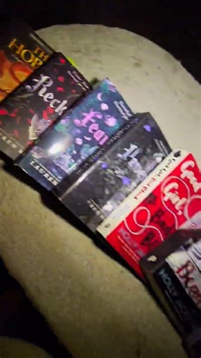 And personally l love fantasy books 🫠 #fantasybooks #booktok #fantasybookseries