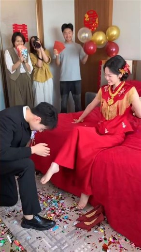 Bride Couldn’t Stop Laughing 😂Groom Got Totally Embarrassed 💍Funniest Chinese Wedding Moment ❤️
