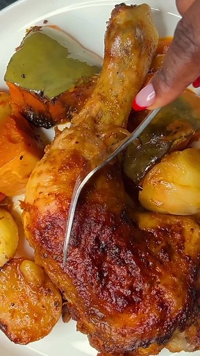 For the moist chicken,brine your meat first with water,salt,lemon and black peppercorns.preferable overnight. Spices used: -paprika -lemon pepper seasoning -garlic powder -onion powder -oil *massage the spices all over the chicken and marinate for an hour or more, add in you veggies next and roast for 1.5hrs or until cooked through. #roastchicken #roastchickendinner #roastchickenrecipe #recipeoftheday #explore #explorepage #recipesoftiktok #viralvideo #viraltiktok #viral