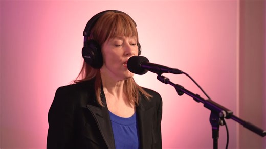 «Tom's Diner» canción escrita en 1982 por la cantante y compositora estadounidense Suzanne Vega. Fue publicada por primera vez como una de las pistas de Fast Folk Musical Magazine, editado en enero de 1984. | Videos Musicales Solo En Hd