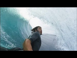 Littoral la vague déferlante et l'île paisible