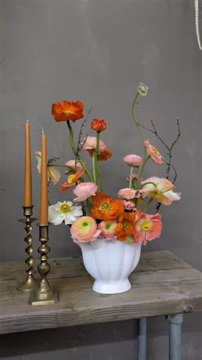 🌸 Icelandic Poppies – Care & Conditioning Guide 🌸 (So delicate… but they just need the right prep!) 1️⃣ Unwrap gently Their stems are soft and hairy, so handle with care – they bruise easily. 2️⃣ Recut stems Trim 1–2cm off the ends at a sharp angle. They have a milky sap, so cutting fresh helps them drink properly. 3️⃣ Sear the ends 🔥 This is key! Dip the stem ends in boiling water for 5–10 seconds or briefly sear with a flame. This seals the sap and stops them from flopping. 4️⃣ Fresh, clean