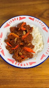 Krengsengan daging sapi. ✨ Save dulu buat ide masak nanti ya bun, initu enakk banget pedes gurih enek manis manis e👍🏻 Bumbu Halus : - 15 buah cabe merah kriting - 10 baah bawang merah - 5 buah bawang putih - 2 buah kemiri - ⁠1 buah tomat - ½ biji pala - 1 ruas jahe Bahan: - 500 gr daging sapi - 1 batang sereh - 3 lembar daun salam - ⁠8 lembar daun jeruk - 1 jempol lengkuas - 10 buah cabe rawit utuh Seasoning: - 1 sdm Masako sapi - 1 sdt lada - ½ sdm petis - 50 gr kecap manis #RasaKhasHargaPas 