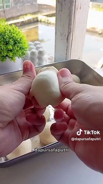 Bikin donat yang cantik buat cemilan natal atau tahun baru, bisa juga jadi ide jualan atau hampers pake resep yang simple banget‼️ Donatnya udah pasti empuk, lembut, dan harum padahal cuma pakai takaran sendok & tanpa ulen😋 Bahan cair : - 16 sdm air hangat - 3 sdm gula pasir - 1 sdt ragi instan - 1 butir telur ukuran kecil Bahan kering : - 25 sdm terigu protein tinggi - 1 sdm margarin @forvita_idn - Sejumput garam Bahan topping : - Glaze red velvet - Glaze susu campur pewarna hijau tua - Sprink