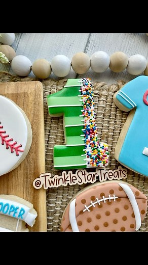 All those tiny sprinkle people. 🤩 . . . #footballcookies #sprinkles #sprinklecookies #twinklestartreats #cookiesforoccasion #cookiedecorating #cookiereel #decoratedcookies #royalicing #royalicingcookies #edibleart #cookieart #cookiedecorator #cookier #decoratedsugarcookies #instacookies #sugarcookies #sugarcookiesofinstagram #cookies #cookiesofinstagram #cookievideo #oddlysatisfying #satisfyingvideo #houstontx #houstoncookies #cypresstx #cypresscookies #customcookies #cookieartist #sugarcookiem