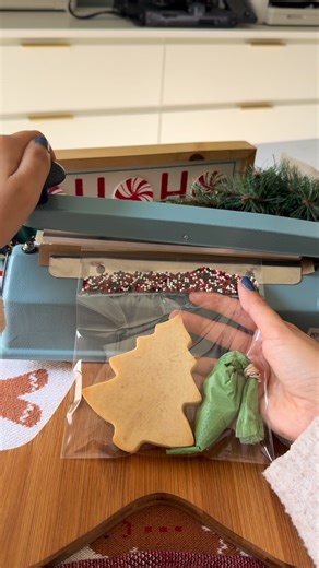 Melissa’s Sweet Tooth on Instagram: "These individual DIY Christmas cookie kits are a fun holiday activity for all! 🎄I added a cookie and small piping bag of royal icing to a cookie bag and heat sealed right above it. Above the seal, I added some festive sprinkles and sealed the bag once more. I printed bag toppers with instructions on cardstock then folded the topper in half and attached it to the top of the cookie kit with a staple on each side. Have fun cookie decorating! 🎅🏻🎄🍪 • • • #asm