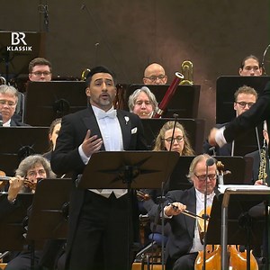 Das sind ganz große Gefühle! 🎼🌹 Spürt mit, wenn Tenor Charles Castronovo die Arie "E lucevan le stelle" aus der Oper "#Tosca" singt. Begleitet wird er vom Münchner Rundfunkorchester unter der Leitung von Ivan Repušić Conductor. 😍 Ihr wollt mehr? Freut euch auf das Konzert im Stream: "Viva Puccini", morgen (Mittwoch, 7. Februar) um 19:30 mit den schönsten Arien. #opera Giacomo Puccini #orchestra | ARD Klassik