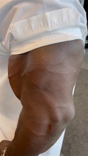 Only 1 Man has an Arm like this…Chef Rush! 😱 Chef Rush is a 25 year Veteran of the US Army, Master Sergeant, Chef to 4 US Presidents, Celebrity Chef, Author and so much more! #chefrush #masterchef #asianfood #sushiroll #sushi #gym | Hiroyuki Terada - Sushi Master