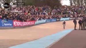 🔥 MATHIEU VAN DER PAVÉS 🪨 Énorme performance de Mathieu Van der Poel qui remporte Paris-Roubaix après une échappée solitaire de 60 km ! Le Néerlandais conserve son titre et réalise un historique doublé en 1 semaine avec le Tour des Flandres. ________ 🎥 : France TV ^^^ | Trimax Triathlon Magazine
