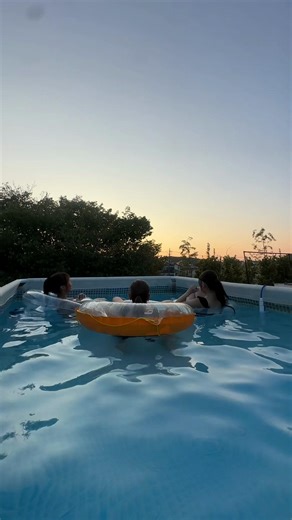 あと1ヶ月も経たずして大学卒業、もうすぐ社会人。 そんな人生の節目に、ふと自分の大学生活を振り返ってみた。 色んな「出会い」や「別れ」があった4年間だったけど、その中でもこの2人とは不思議な「出会い」だった。 出会いは2年前。 大学も違えば、性格も全然違う。 バイトがきっかけで偶然再会した旧友とその友達。 何で仲良くなったかも覚えていないが、本当にここまで仲良くなれる友達と大学以降に出会えると思っていなかった。 2人と会うと自然に自分の緊張がほぐれていて、帰り道にはポジティブなパワーが補充されてる。明日も頑張ろうとなる。これが「心友」なのかなって2人となら確信できる。 普段お酒をあまり飲まないけど、2人となら暴れたいし、普段泣けないけど、2人となら思いっきり泣きたい。照れくさい。 過去や今日こんなことがあったなんて、言う必要もないのに言ってしまう。2人の温かさにずっと甘えてしまっている今日この頃 そんな優しい心と余白と強さを持っている2人が