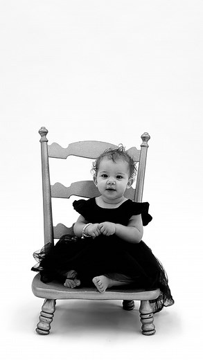 miss Ivy’s first birthday photo shoot is in the books! instead of a cake smash, we did a cupcake smash, and it was absolutely adorable! #heidilynnphotography #kansascityareaphotographer #cake smash #firstbirthdayphotoshoot #behindthescene | Heidi Lynn Photography