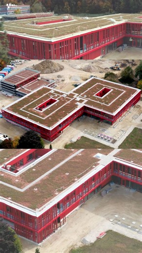 Stadt Landshut on Instagram: "KoGa – schon gehört? 🤔 Nein? Dann wird’s Zeit! Ab September startet an den 2 neuen Schulstandorten 📍Grundschule Nord-West (Oberndorfer Straße) 📍Grundschule Ost (Am Schallermoos) das Modell des Kooperativen Ganztags (KoGa). 👉 Was bedeutet KoGa? Bildung und Betreuung finden in einem gemeinsamen Gebäude statt – eng verzahnt, gut abgestimmt und kindgerecht. Förderung und Unterstützung sind gemeinsame Ziele der Lehr- und Erziehungskräfte! ✔️Betreuung ggf. auch vor un