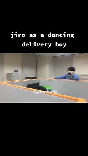 Jeromy as a dancing delivery boy 😭🤣 @HORI7ONofficial #hori7on #hori7onofficial #hori7on_jeromy #hori7on_marcus #jeromybatac #marcuscabais #fyp #fypシ #foryoupage