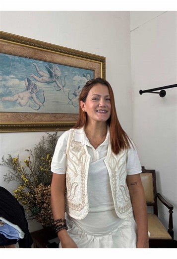 Respuesta a @Alice Nos dijeron que parecíamos de Costa Rica por decir “pura vida” 🇨🇷✨ y la verdad lo tomamos como un halago. Pero no, estamos en Medellín, barrio Boston 🇨🇴. Aquí los esperamos en nuestra tienda de moda circular, donde la ropa tiene una segunda historia y ustedes siempre encuentran algo especial. ♻️💛#emprendimiento #medellín #modacolombiana #modacircular♻️