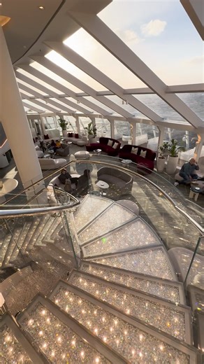 21K views · 251 reactions | ¡Disfruta del Top Sail Lounge en MSC World Europa!  Relájate con vistas panorámicas de ensueño, atención personalizada y una atmósfera tranquila que te hará sentir en las nubes.  Ven y vive lo mejor del lujo a bordo en el exclusivo MSC Yacht Club. ⭐ ¿Listo para disfrutarlo? Descúbrelo aquí  https://bit.ly/3XPiV53 | MSC Cruceros | Facebook