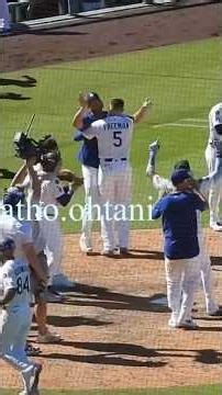 逆転勝利の瞬間。カーショウ＆フレディがピョンピョン飛び跳ねて抱き合いはじけてる‼️#kershaw#freddie #dodgers#大谷翔平#山本由伸