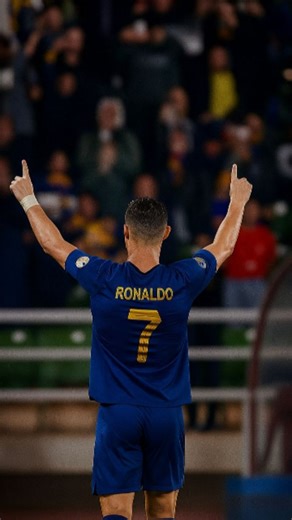 @5.amerika on Instagram: "🤯 日本利用压电瓷砖将脚步转化为电能。这些瓷砖捕捉来自你脚步的动能。当你行走时，你的重量和动作会对瓷砖产生压力。瓷砖会轻微弯曲，从而产生机械应力。瓷砖内部的压电材料将这种应力转化为电能。每一步都会产生少量电荷，而数百万步结合在一起就能产生足够的电力来驱动 LED 灯、数字显示屏和传感器。在像涩谷车站这样繁忙的地方，每天大约有 240 万个脚步为这一系统作出贡献。这些电能可以被储存或立即使用，从而减少对传统电力来源的依赖，并支持可持续的城市基础设施。这种方法将日常运动转化为实用的可再生能源 #日本 #知识 #事实 #你知道吗 #推荐 #科技 #创新 #历史 #技术 #实验 #热门"