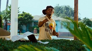 El papel más popular de Anthony Johnson fue el de Ezal, un crackhead que rondaba por el barrio y que sacaba de quicio a Craig y a Smokey. Desafortunadamente Ezal no regresó en las secuelas, aunque Ice Cube tuiteó que estaba considerado para 'Last Friday'. Aquí revisitamos todas las escenas en las que aparece Ezal en la película. A pesar de lo gracioso que puede resultar el personaje de Eazl, , AJ contó en una entrevista con DJ Vlad que basó su interpretación en su hermano quien en la vida real f