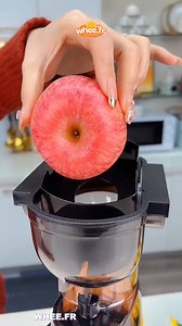 🍹 Imaginez un arc-en-ciel dans un verre… Des couleurs qui attirent l’œil, un parfum qui intrigue, puis cette première gorgée : douce, acidulée, surprenante ✨ Chaque fruit arrive à son tour, comme une petite explosion de saveur qui réveille les sens. Ce jus n’est pas juste à boire, il se découvre. Saurez-vous percer le secret de ce mélange mystérieux ? 👀🍓🍍 Pressé avec notre extracteur whee, pour capturer la fraîcheur brute du fruit, naturellement. #JusMultifruit #ExplosionDeSaveurs #JusNature