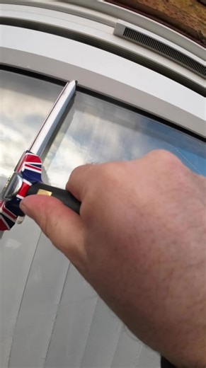 Close-Up Window Cleaning Techniques for a Satisfying Experience