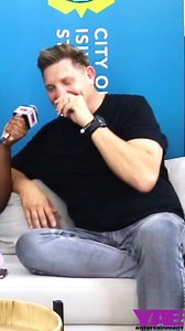 🎤 Exclusive with the legend himself – Kurt Darren! ✨ We caught up with Kurt Darren at the Cape Town Festive Lights Switch On for an exclusive chat about the moments, memories, and music that shaped his incredible career. 🇿🇦🎶 From a high-energy performance to reflections on his iconic catalogue, plus our fun segment “This is a list of my favourite things”, this interview gives you a personal look at the man behind the hits. If you love feel-good music, iconic South African artists, and behind