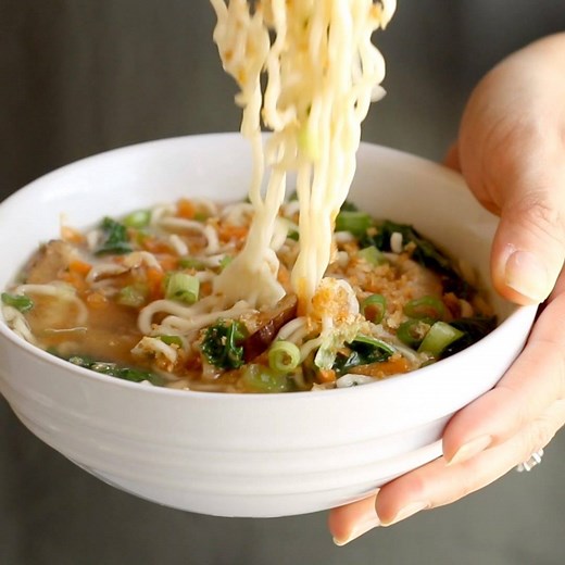 QUICK homemade ramen! 🍜 Loaded with fresh veggies, herbs, and a homemade stock in just 20 minutes. ⏲️ Super simple way to get dinner on the table in no time!🙌 🙏 https://pyum.co/2Octf3H | Pinch of Yum