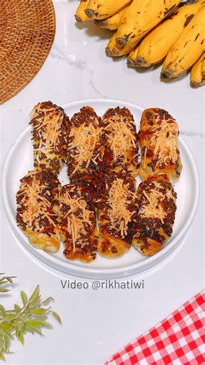 Rikha Pertiwi on Instagram: "Kalau anak-anak udah libur sekolah, mikir tiap hari bikin cemilan yg simple apalagi ya🤣 Btw, Harum semerbak mirip yg dijual ditoko roti... bikinya satset banget cuma pake Air fryer aja tapi hasilnya renyah, harum, legit. Buat manggangnya aku pakai Air fryer cosmos Belezza CAF - 6603 muluti fungsi banget bisa buat masak apa aja, kaya masak steak, ayam, ikan, seafood, aneka kue ahh yukk samaan Airfyer nya mom Bolen lilit - Kulit puff pastry siap pakai - Coklat pasta -