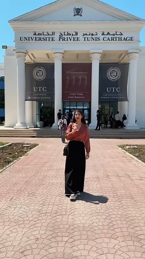 J’ai eu l'honneur et le plaisir d’être invitée à l’UTC pour animer une conférence intitulée : "De l’idée à la réalité : les coulisses d’un chantier." Un petit aperçu du 09 Mai 2025. Le thème de la conférence était autour des contraintes techniques que l'ont peut rencontrer lors d'un chantier et comment on s'adapte avec ces contraintes pour moduler notre conception et en faire un atout. Toute contrainte est le moteur d'une création authentique. DH #architectedinterieurtunisie #dhouhahabchi | Dhou