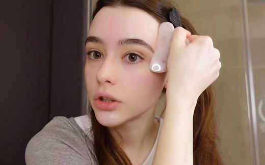 沉迷于中国神奇刮痧术？俄罗斯模特的婴儿肌养成攻略【Dasha Taran】
