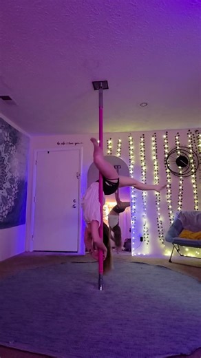 A little ✨️ Jade Split ✨️ practice. I really need to work on not extending my outside arm. I was taught to bend that arm and use those muscles that we've worked so hard to get and keep that leg closer to my chest. And I think about it up until I unhook that outside leg and then it all goes out the window. Lol I'll get it next time 😂 #pdjadesplit #polepractice #siliconepole #poleathome #spinpolecombo #polecombo | Kandace's Pole Page