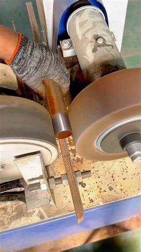 Smoothing and Finishing a Metal Rod Using a Rotating Abrasive Grinding Machine #shorts
