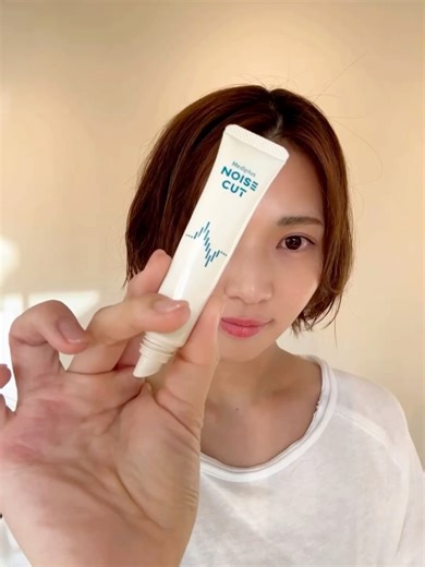 西林さき| 30代のセルフケア🌿 on Instagram: ". 肌が敏感で乾燥しやすいタイプなので すぐ繰り返す唇荒れや、その周りまで広がる肌荒れに 毎回不快感(ノイズ)を感じていました🥲 このリップパックは、 根本*から乾燥を防ぐモイストチャージ成分で、 唇に水分をしっかり届けてくれる設計。 さらに、バリア機能をサポートする成分が入っているから、荒れやすい状態をくり返しにくくしてくれるのも嬉しいポイント🫧 パックをのせて15分🕰️ 白かったテクスチャーを軽くなじませて、透明になるまで待つよ✨ この間は、いつもと違う化粧品が合わなくて落ち込んだ日のSOSケアとしても活躍してくれました。 お気に入りの使い方は、夜眠る前に 少しオーバーリップ気味にたっぷり塗っておくこと💫 潤すだけじゃなく、乾燥や荒れの原因に向き合う処方。乾燥肌の私には、かなり相性のいいリップケアでリピート確定です♡ *角層まで #PR #美的_メディプラス #ノイズカット #ノイズカットリップパック #メディプラス 📸 @