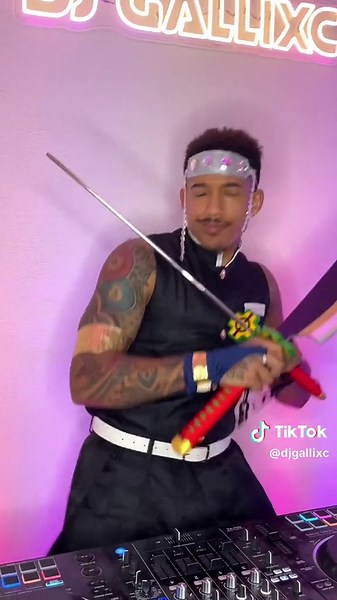 When the DJ is a Demon Slayer fan👺🗡️ Imagine you’re at a party and the DJ hits you with this Demon Slayer mashup😮‍💨🎶 Guarantee this would get all the Hashira moving🕺🏽💃🏻 SHARE THIS WITH A DEMON SLAYER FAN!❤️‍🔥 Characters Portrayed: - Tengen Uzui - Inosuke Hashibara Song ID’s: - “That’s What I Like” - Mervin Mowlley Jersey Club Remix - Demon Slayer Season 1 Opening Theme #demonslayer #anime #dj #mashup #halloween #jerseyclub