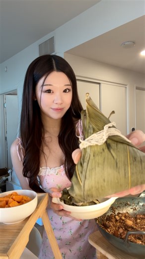 jaime on Instagram: "zong zi / bak chang🎋❤️ who wants one? 😚 recipe: (no measurements, i want you guys to learn to trust your senses!) • soak your glutinous sweet rice for 30 minutes • saute your garlic, brown your pork belly, add white vinegar and shallots • add your glutinous sweet rice • season with oyster sauce, light soy sauce, dark soy sauce, and five spice powder! •saute the mushrooms and chinese sausage in a different pan :) then add whatever you’d like. I like to add chestnuts and swe